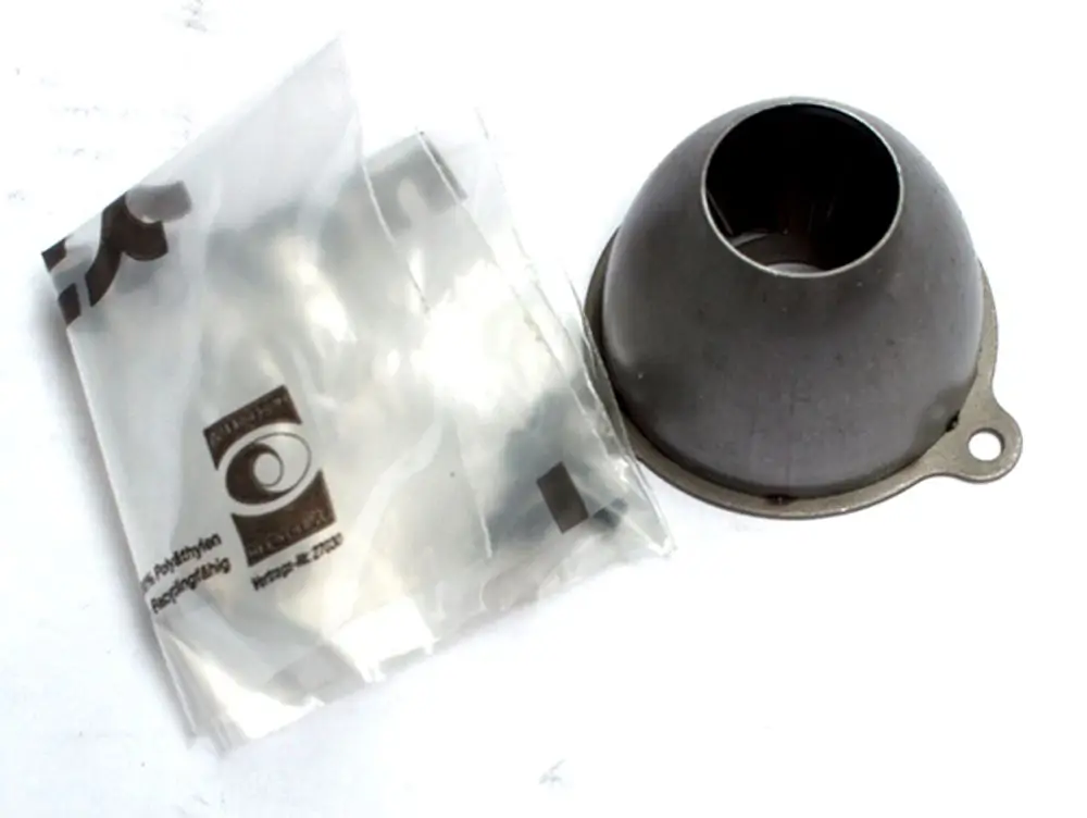 Daikin-Luftdüse in konischer Form, aus Metall, mit Anschlussöffnung. Begleitpackung im Hintergrund sichtbar.